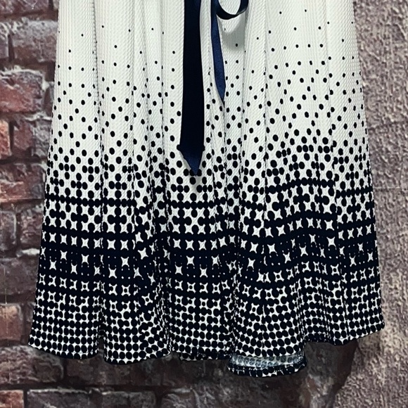 HAANI Petites Sleeveless White Navy Blue Geometric Fit N Flare Dress Size PXL - Picture 2 of 8